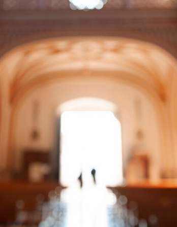 Entrée éblouissante d'une église depuis l'intérieur