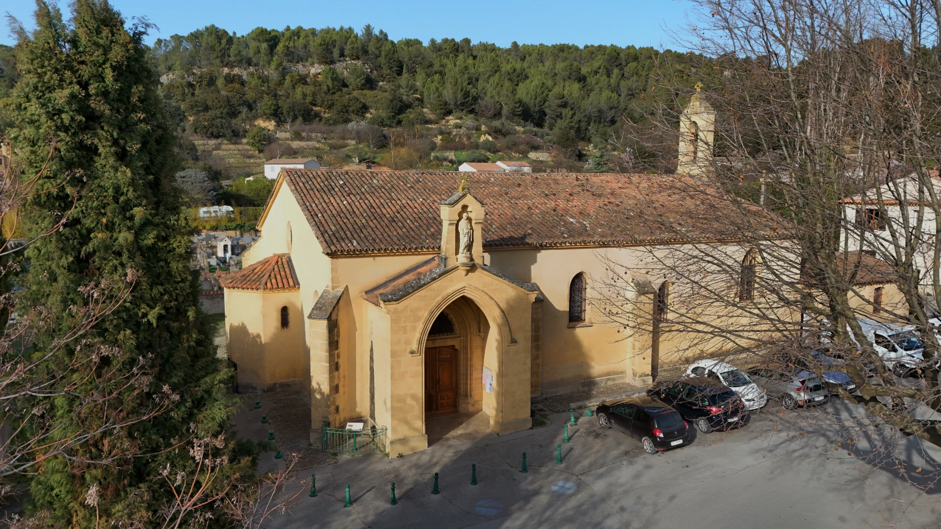 vue aériennede l'église Saint Pierre de Jouques